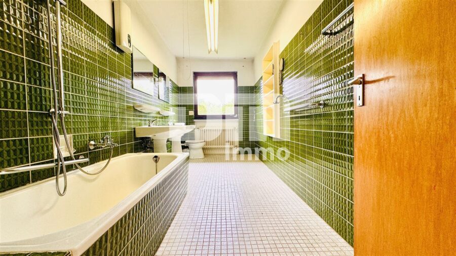 (R)eserviert!Geräumiges 1 bis 2 Familienhaus mit gigantischem Grundstück und Doppelgarage - OG Bad / Badewanne